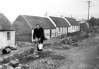 Fr Edward Tuffy, C C, Tullycrossat the cottages in Tullycross<br />
The Tullycross thatched cottages under construction 15 March 1973