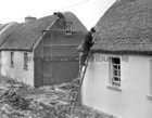 Bartley Heanue, front<br />
The Tullycross thatched cottages under construction 15 March 1973